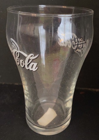 308026-12 € 3,00 coca cola glas witte letters D7 H11,5 cm.jpeg